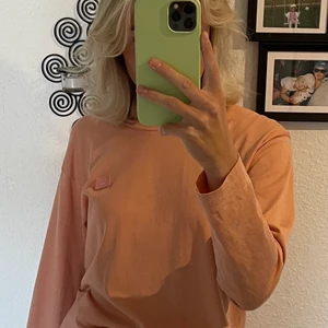 Acne tröja - INTRESSEKOLL på denna suuperfina tröja från acne studios i storlek xs, men passar allt ifrån XS-M då den är ganska stor i storleken <33 är inte helt säker på om jag vill sälja den så säljer endast vid bra bud 🤍🤍 tar inga bud under 600kr då tröjan knappt är använd och köpt för ca 1100kr <3