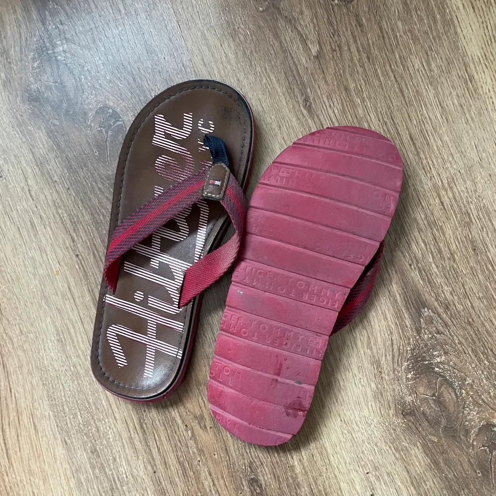 Hilfiger flip-flops brunt läder. Använda men bra skick . Skor.