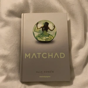 Bok (matchad) - Boken är i perfekt skick, då den endast legat och stått bil hyllan. Säljer den då den aldrig blivit läst, det är en hardcover och den är på svenska. Boken kostar 50kr