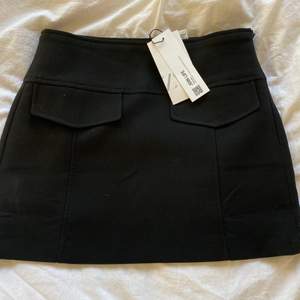 Svart kjol med fickor från Zara som är slutsåld, helt i nyskick! Frakt tillkommer🤍🤍 