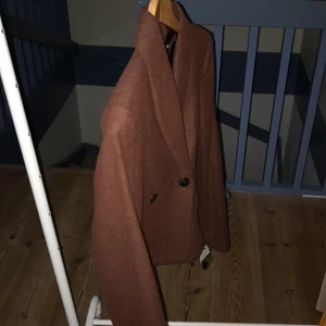 Old school wool coat  - Vinröd, ej använd, Mango, skicka för passform