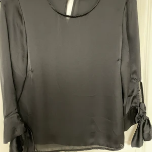 Svart blus - Svart nästan silkesblus, jätte fin men har aldrig kommit till användning