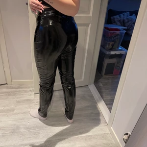 Lackbyxor - Vinylbyxor från Nelly.com aldrig använda tyvärr ingen prislapp kvar, finns ej att köpa längre. Sitter snyggt och blir inte för varma inuti väldigt mjukt tyg på insidan. Storlek Xs men passar mig som har S/M på byxor. Orginalpris 349kr