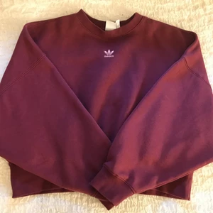 Adidas sweatshirt  - En vinröd tjocktröja från Adidas. Köpt i början av december och använd ett fåtal ggr. Tröjan är i väldigt fint skick :). Köpare står för frakt!!! Bara att höra av sig om man vill ha fler bilder :) Ordinarie pris är 529kr :)