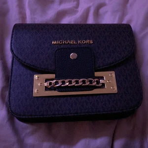 Michael kors väska - Fejk Michael kors väska. Perfekt partyväska bra rymlig. Har dock inget axelband pga gick sönder. 50kr + frakt