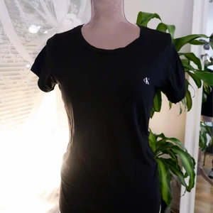 Calvin Klein PJ Top - En PJ tröja från Calvin Klein i storleken S. Aldrig använd då den var lite tight på mig... alltså i fint skick! 