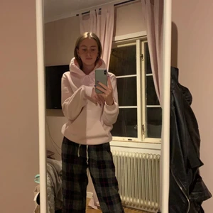 Rosa hoodie  - Fin rosa Hoodie från hm i strl xs, från herravdelningen. Helt oanvänd, bara testad 🥰
