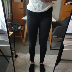 Svarta jeans  - Svarta högmidjade skinny fit jeans från Karve. Bra skick och sitter tight, tyvärr för små för mig. 