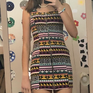 Klänning - Klänning med fina mönster samt har en dragkedja. Fin klänning i fint skick, är knappt använd. Säljs pga att det inte är min stil och enligt mig är för kort (är 172). Om annan frakt önskas löser jag det.