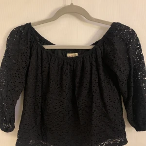 Hollister off shoulder tröja - Svart off shoulder från Hollister. Jättefin och gullig!