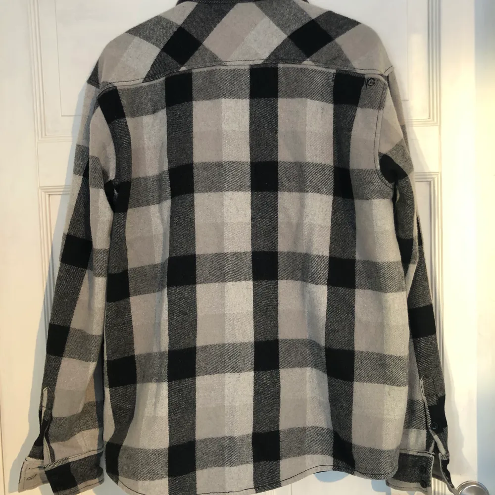 En skjortjacka från billabong i 60% ull, fodringen är polyester. Jackan är välanvänd men visar inga tecken på användning, jag säljer den då den inte passar som jag vill. Logga både fram till och på ena axeln och den är verkligen fin till allt!. Takit.