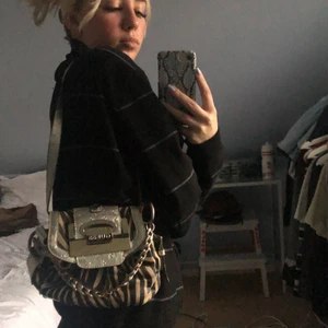 Handväska - Guess handväska, köpt här på Plick, bra skick