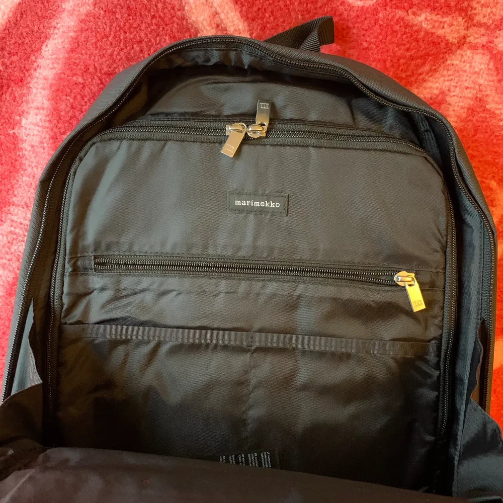 Säljer en ryggsäck, ”Kortteli city backpack”, från Marimekko. Aldrig använd. Små fack inuti, bland annat datorfodral. . Väskor.