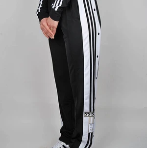 Adidas byxor  - Passar väldigt bra, man kan även spänna åt byxorna i midjan. Coola byxor. De har flertal knottror här och där som man lätt kan ta bort! 