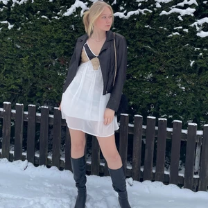 Klänning - Sååå fin klänning som tyvärr inte kommer till användning längre. Passar mig som är S. Super fint skick, köparen står för frakt. Bud från 250kr