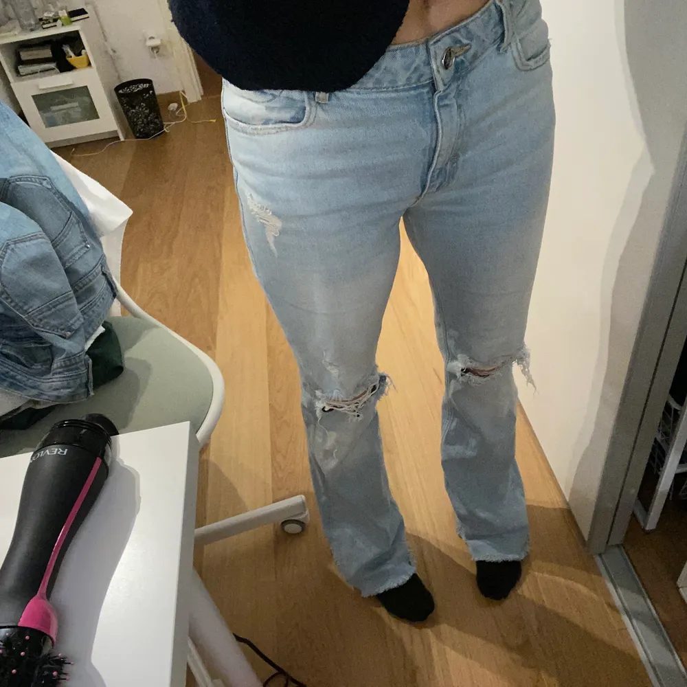 Säljer dessa snygga zara jeans. Det är bootcut och såååå snygga. Skriv för flera bilder eller frågor ❤️❤️. Jeans & Byxor.