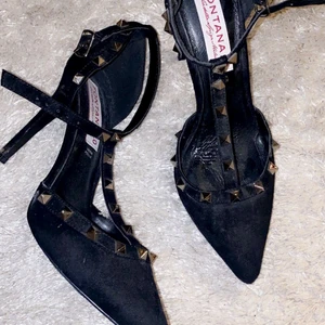 Klackskor  - Fontana klackskor svarta i bra skick använt 1gång, 9cm hög klack och super sexiga på