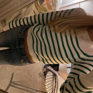 Randig tröja - Säljer en vitgrön randig tröja från soft rebels i nyskick. Digitalt kvitto finns. Har inte kommit till använding och är helt ny. Slutsåld på zalando. Storlek xs och jag är 167 och vanlig small/ medium egentligen men har xs för att den ska sitta snyggt vid midjan. Kostar 800kr på zalando och slutsåld, där heter den TAMMY O NECK, stickad tröja, lush meadown. Kan mötas i stockholm eller frakta (bud är exklusive frakt)🤍💚🤍💚