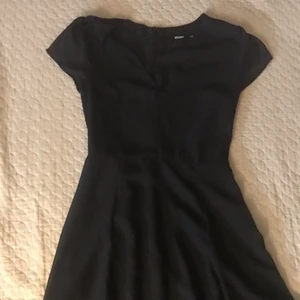 Elegant svart kort klänning (BikBok)  - Aldrig blivit används och ny köpt, mjuk material. Från BikBok.