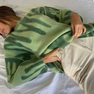 Grön drip tröja - Populär tröja från rourmors. I urtvättat & använt skick. Storlek M/L. Har storlek S och använder den som oversized tröja. Säljer för 100kr + frakt. Totalpris: 178kr