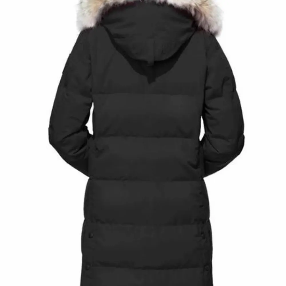 Hej säljer min nya canada goose black label köpte för 11 250 nyapriset 8000kr jackan är i bra sick och är i stl xxs fast passar xs och S.. Jackor.