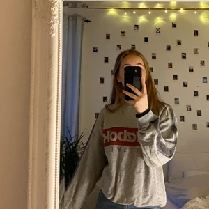 Sweatshirt - Skitsnygg vintage tröja från Reebok!! Avklippt nertill men jag brukar vika upp den så det syns inte 🥰🥰 ganska tunt material men mjuk och bra skick!! 