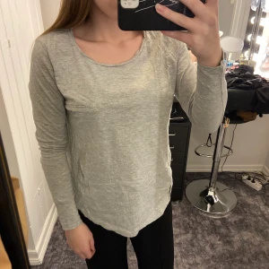 Grå Tröja - Grå basic tröja med en ficka på höger sida. Sitter perfekt och i bra kvalité. Kontakta mig vid intresse/frågor. Köparen står för frakten (66kr) & tar endast swish✨