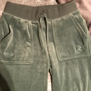 Juciy couture xxs - Säljer dessa sjukt populära juciy couture byxorna u färgen ljus grön😍 säljer då jag inte använder de längre! Köpta för ca två veckor sen och inte alls använda ofta! Så de är som nya!! Passar mig som brukar ha xs-m i kläder! Jag är 1.65 och de är för långa för mig💗 Köparen står för frakten💗 HÖGSTA BUD:900kr!!!