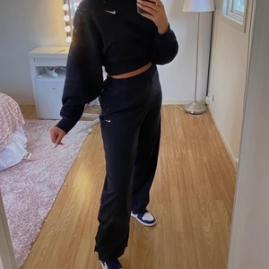Nike trackpants - Svarta trackpants från Nike i strl XL De har knytning runt midjan så dem passar även mig som är strl S Mycket fint skick