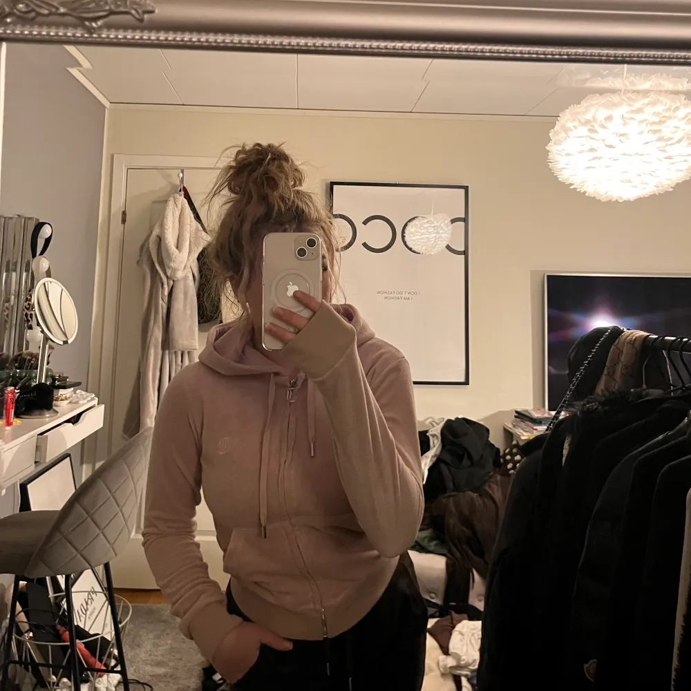 Jättemysig och snygg Juicy Couture kofta i en fin rosa färg! Finns inte längre att köpa i butik. Använd fåtal gånger, inga defekter! Pris kan diskuteras <3 Skulle säga att det är en Xs-S då jag vanligtvis är en S. Tröjor & Koftor.