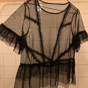Oversized mesh transparent tröja monki  - Oversized t-shirt i genomskinnlig mesh. Storleken är small men den passar även större storlekar. Saknar lappar eftersom det är fult när de skiner igenom, men jag tror den är från Monki.