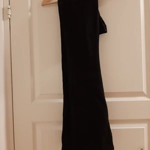 Highwaist bootcut jeans i strl 36 - Säljer dessa jeansen då jag inte längre är bekväm i tigtha jeans. Köpa på HM för 1,5 år sen för ca 400 kr. Inte använda så jätte mycket och det finns inga slitage. Dom är i strl 36 dvs XS/S. Jag kan skicka bilder med jeansen på vid behov:)) 