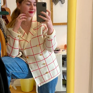 Stickad rutig kavaj - En otrolig dubbelknäppt stickad kavaj/kofta med guldknappar. Jag har storlek 38, och den passar perfekt. Inköpt second hand.