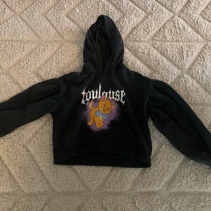 Disney Hoddie med stora armar  - Använt få gånger, i storlek XS, köpt på HM, i en mörkblå nyans, betalning görs via Swish, kolla gärna in mina andra inlägg 😊