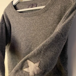 Kashmir tröja Zadig & Voltaire  - Säljer min supermysiga Kashmir tröja med stjärndetaljer från Zadig & Voltaire. Under armen finns ett hål som är igensydd, men det är knappt märkbart!!🤍 Tröjan är i storlek xs. 