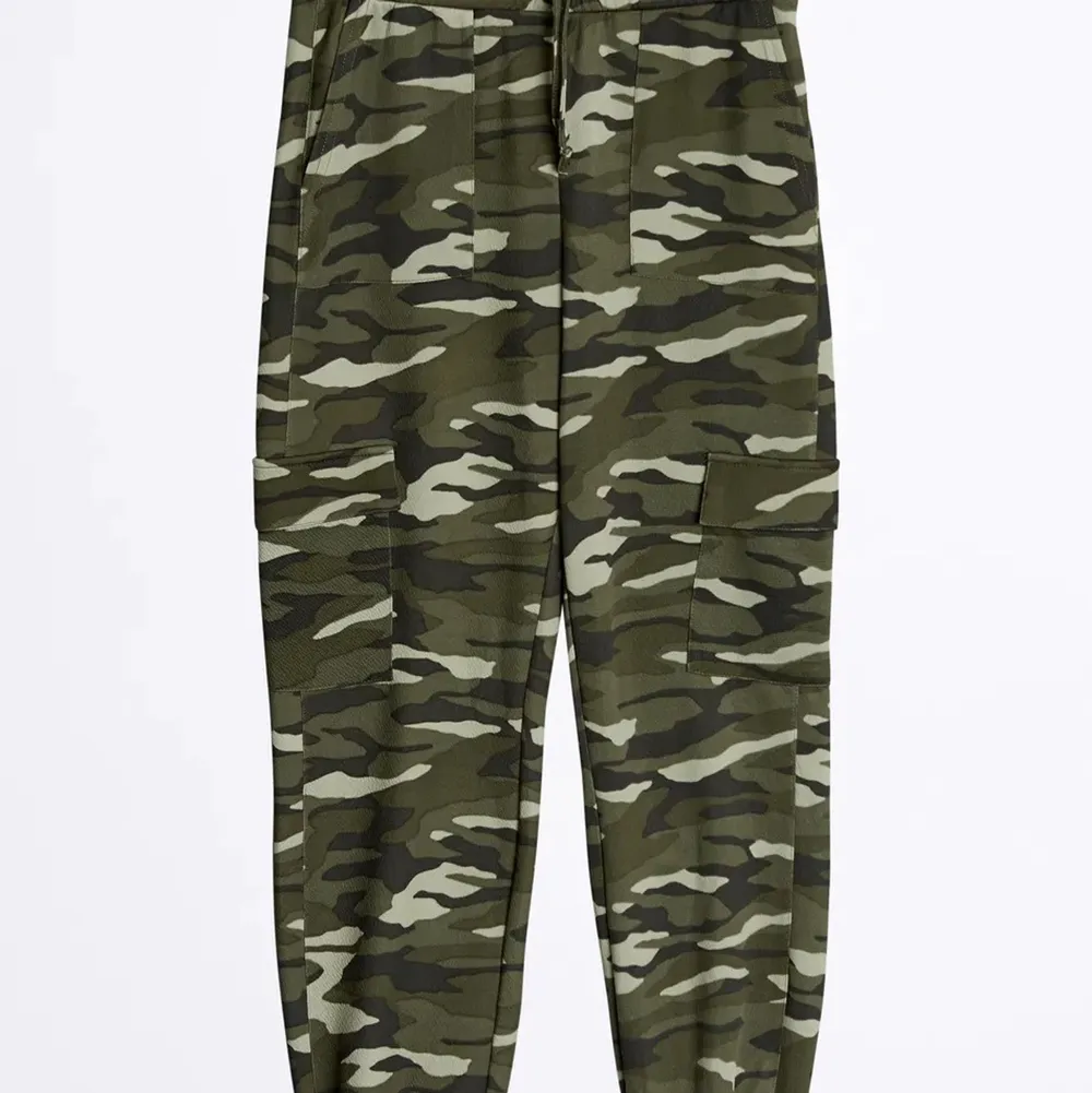 Säljer mina snygga camouflage byggxor som är slutsålda i butik. Byxorna är köpta för något år sen men är i ny skick och säljer eftersom de inte passar mig längre. Cargo pants i väldigt bekvämt material. Orginalpris 350kr.. Jeans & Byxor.