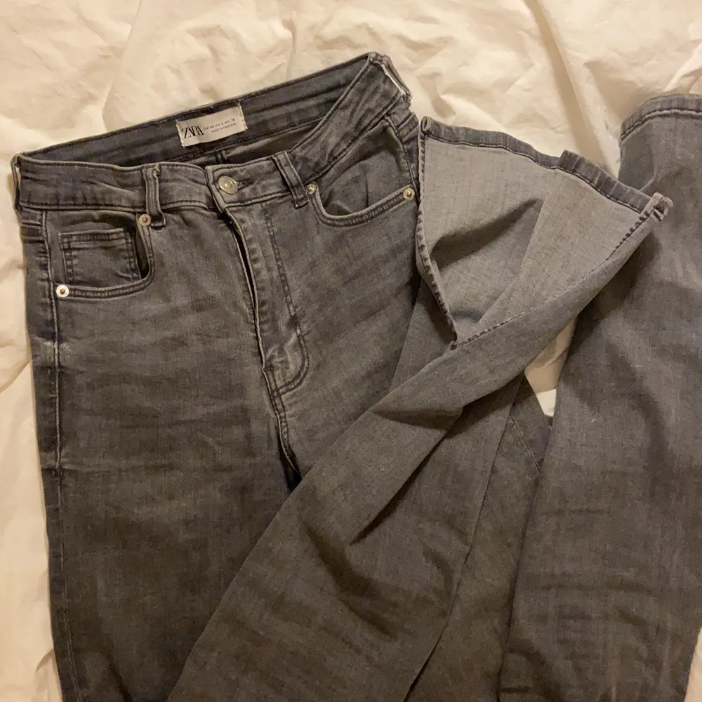 Jättefina Gråa jeans med slits. Från Zara. Storlek 36 men passar 34 och 38 också då de är stretchiga! Frakt: 66kr🤍 Köp direkt för 300kr + frakt!. Jeans & Byxor.