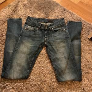 Säljer mina tiger of Sweden jeans, lågmidjade och super snygga!! Säljer pga att de blivit för små för mig:( storlek 25/32