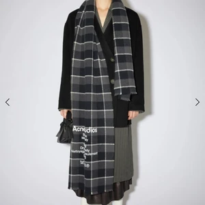 Acne studios halsduk  - Köpte den förra året, riktigt fett faktiskt passar med allt också. Frakten är inkl i priset så kan lätt frakta om man så vill det :). Dom kostar ny pris runt 1800kr-1900kr 