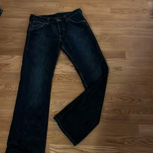 Ett par skitsnygga Lee jeans som sitter perfekt! De är lågmidjade och bootcut modell. Säljer då jag har för många liknande jeans. Skulle säga att de passar en S-M beroende på hur man vill att de ska sitta. Passar mig perfekt som är 1,70. Hör gärna av dig om du har frågor eller för fler bilder💘💘återkommer med pris för frakt