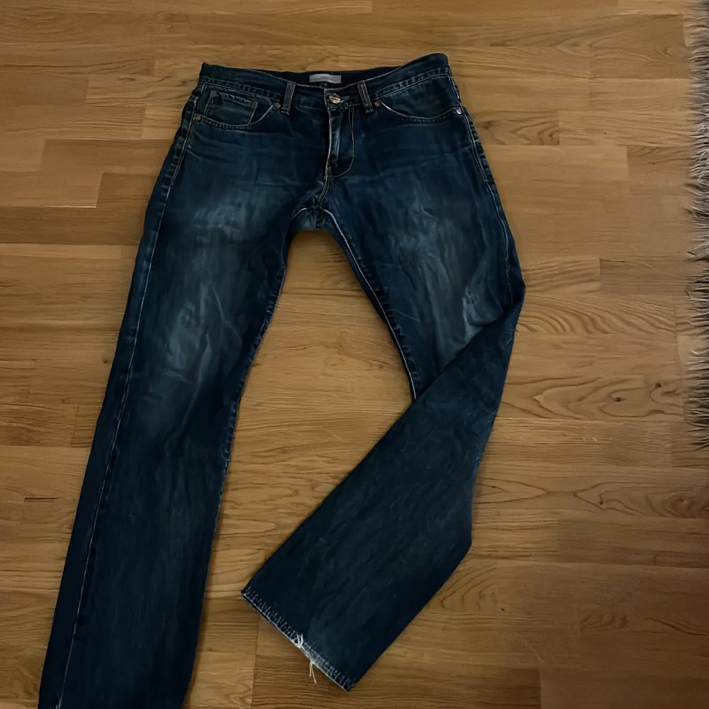 Ett par lågmidjade jeans från märket Matinoque. Dessa är lite för stora på mig så därför sitter de bagge vilket jag tycker om. Står storlek M vilket jag tycker stämmer bra. De är perfekta i längden på mig som är 1,70. Hör gärna av dig om du har frågor eller för fler bilder💘💘återkommer med pris för frakt . Jeans & Byxor.