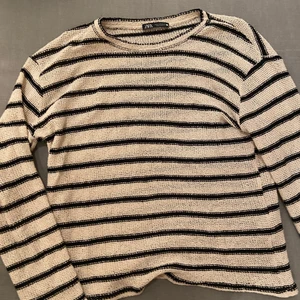 Randig zara tröja  - Säljer denna slut sålda stickade randiga zara tröjan! Storlek s men passar mig som är xs! Hör av dej vid intresse eller om du vill ha flera bilder