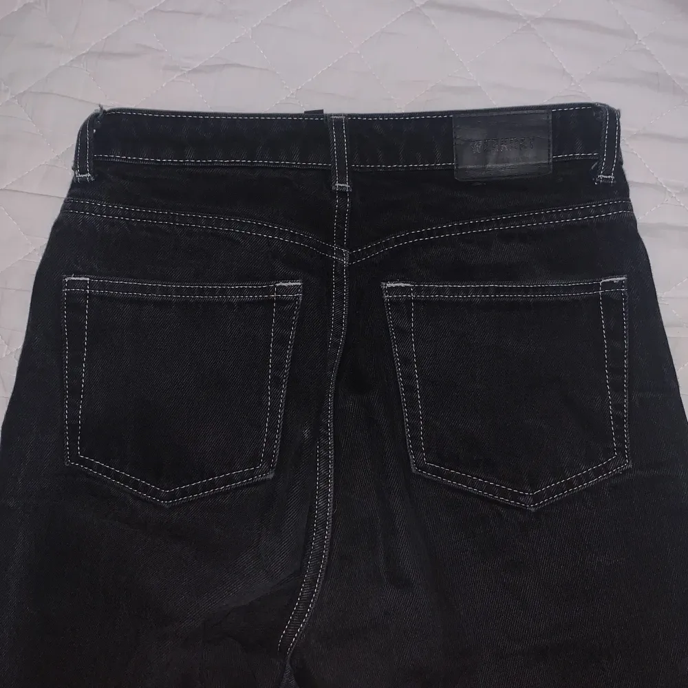 Säljer mina svarta jeans med vita sömmar från weekday! Super fin modell (row), inte min bild (på första)✨💕 säljer pga att dem är för korta för mig! Lite urtvättade men super fina!. Jeans & Byxor.