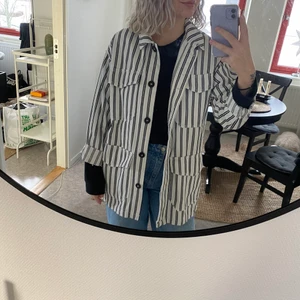 Skjorta/vårjacka från Monki!  - En ball randig vårjacka som även funkar som skjorta! Storlek XS men skulle mer säga den är S/M! Aldrig använd så mycket bra skick! Köparen står för frakten (66kr) 🥰