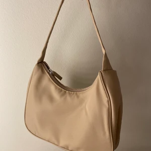 Väska - Beige väska i nyskick från Monki! Säljer för 70kr + frakt. Hör av er vid frågor eller funderingar🤗