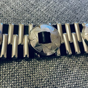 Snyggt skärp svart och silver - Coolt skärp Färg: Svart med silverdetaljer Skick: Liten flik vid knäppet är något uppvikt. Se bild. Mått: ungefär 85 cm innersta hålet, ungefär 103 cm yttersta hålet