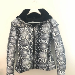 Jacka  - Skit snygg jacka från zara i orm mönster.  (vill få sålt så snabbt som möjligt) ❤️
