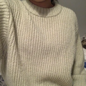 Stickad tröja - Tröjan är från monki och köpt för runt 200kr men jag säljer för 100kr inklusive frakt, inga fläckar och nyskick. Det är en S men passar XS också.