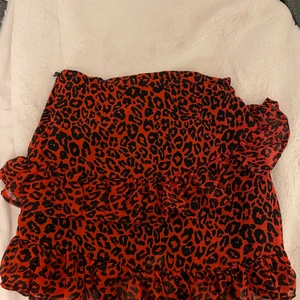 Kjol - Superfin kjol från bikbok med gömd dragkedja i sidan! Nästan aldrig använd 