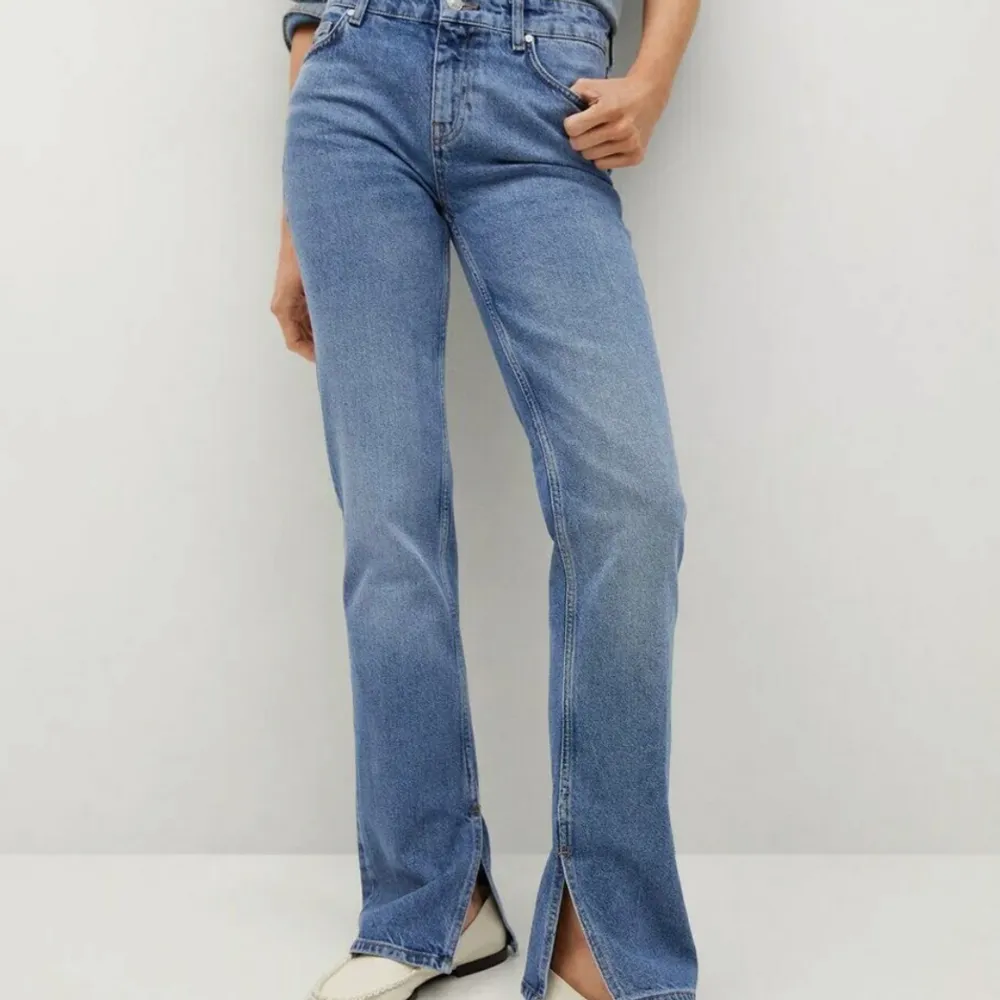 Säljer dessa snygga jeans från Mango med slits på sidan. Oanvända med prislappen kvar. . Jeans & Byxor.